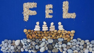 Mes 4. Piedritas simbolizando el logo de Fe y Luz